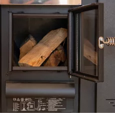Schwarzer Holzofen für Sauna mit offener Glastür und Holz drin